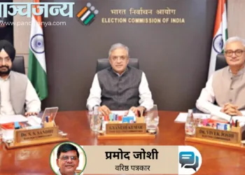 एक बैठक के दाैरान (बाएं से) चुनाव आयुक्त सुखबीर सिंह संधु, मुख्य चुनाव आयुक्त ज्ञानेश कुमार और चुनाव आयुक्त विवेक जोशी