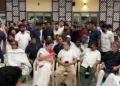 आकाशवाणी भवन के बाहर धरने पर बैठे राहुल गांधी समेत अन्य नेता।