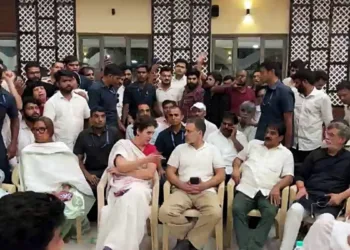 आकाशवाणी भवन के बाहर धरने पर बैठे राहुल गांधी समेत अन्य नेता।
