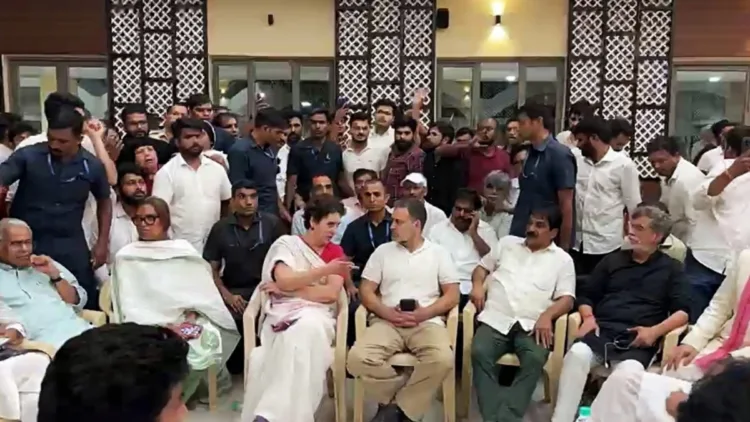 आकाशवाणी भवन के बाहर धरने पर बैठे राहुल गांधी समेत अन्य नेता।