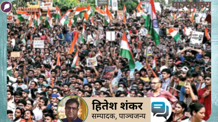 मुंबई में भारत के मुख्य चुनाव आयुक्त ज्ञानेश कुमार के इस्तीफ़े की मांग करते हुए लोग