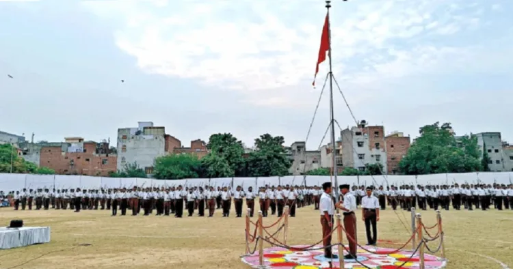 प्रशिक्षण के दौरान संघ के स्वयंसेवक