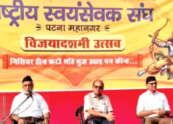 समारोह को संबोधित करते हुए डॉ. मनमोहन वैद्य। साथ में हैं (बाएं से) कैप्टन उद्यम प्रियऋषप और डॉ. राजीव कुमार सिंह।