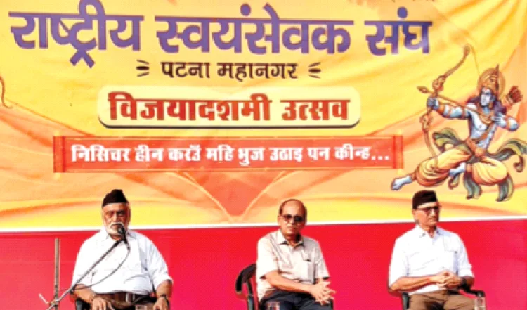 समारोह को संबोधित करते हुए डॉ. मनमोहन वैद्य। साथ में हैं (बाएं से) कैप्टन उद्यम प्रियऋषप और डॉ. राजीव कुमार सिंह।