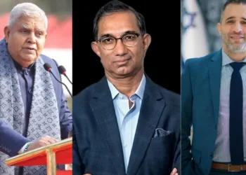 पूर्व उपराष्ट्रपति जगदीप धनखड़ (बाएं), दैनिक जागरण के प्रधान संपादक संजय गुप्त (मध्य) और यानिव रेवाच (दाएं)।