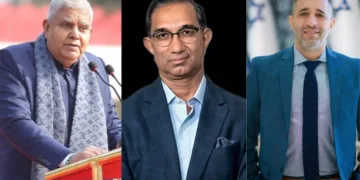 पूर्व उपराष्ट्रपति जगदीप धनखड़ (बाएं), दैनिक जागरण के प्रधान संपादक संजय गुप्त (मध्य) और यानिव रेवाच (दाएं)।