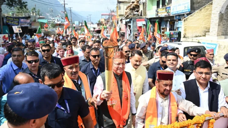 उत्तरकाशी में सेवा ज्योति कलश यात्रा एवं सेवा संकल्प सभा में प्रतिभाग करते मुख्यमंत्री पुष्कर सिंह धामी।