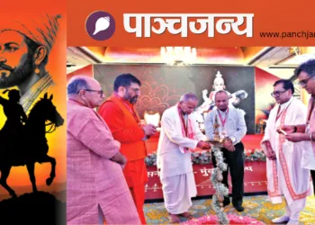 दीप प्रज्ज्वलित कर संवाद का उद्घाटन करते श्री वी. भागैय्या। साथ में हैं (बाएं से) डॉ. चंद्रप्रकाश द्विवेदी, स्वामी निजामृतानंद पुरी, श्री अरुण गोयल, डॉ. आशीष गौतम और श्री हितेश शंकर