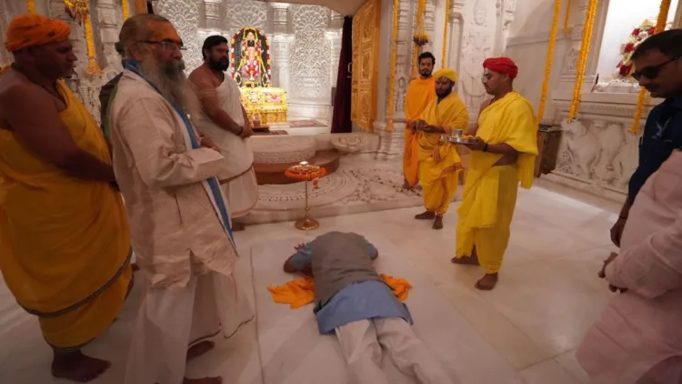 राम लला के सम्मुख आते ही भावविभोर हुए मुख्यमंत्री हिमंत बिस्वा सरमा। किया साष्टांग प्रणाम।