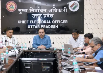 राजनीतिक दलों के प्रतिनिधियों के साथ बैठक करते मुख्य निर्वाचन अधिकारी नवदीप रिणवा