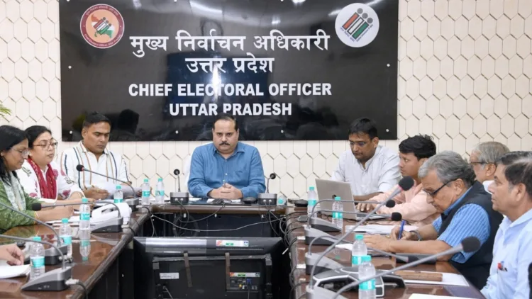 राजनीतिक दलों के प्रतिनिधियों के साथ बैठक करते मुख्य निर्वाचन अधिकारी नवदीप रिणवा