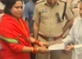 नवरात्रि में लाल साड़ी और भवानी माला पहनने पर विवाद