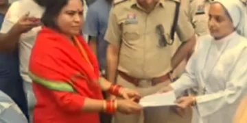 नवरात्रि में लाल साड़ी और भवानी माला पहनने पर विवाद