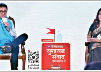 अभिनेता नीतीश भारद्वाज से बातचीत करती हुए तृप्ति श्रीवास्तव