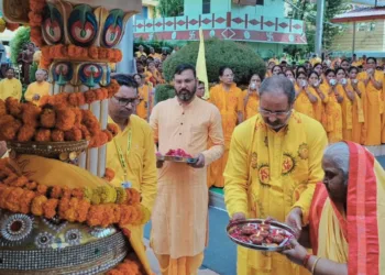 सत्संग में शामिल श्रद्धालु एवं साधक