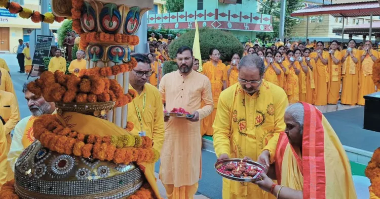 सत्संग में शामिल श्रद्धालु एवं साधक