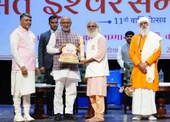 उपराष्ट्रपति सी. पी. राधाकृष्णन के करकमलों से सम्मान ग्रहण करते हुए बाबा सत्यनारायण मौर्य। साथ में हैं (बाएं से) कपिल खन्ना और जगद्गुरु श्री कृष्णदास विद्यार्थी महाराज