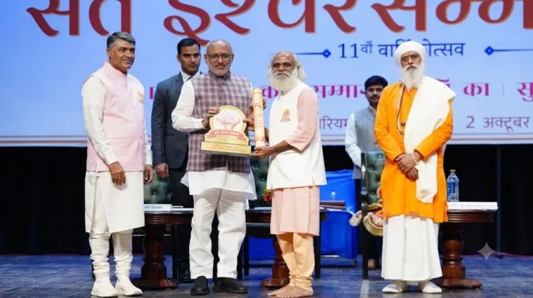उपराष्ट्रपति सी. पी. राधाकृष्णन के करकमलों से सम्मान ग्रहण करते हुए बाबा सत्यनारायण मौर्य। साथ में हैं (बाएं से) कपिल खन्ना और जगद्गुरु श्री कृष्णदास विद्यार्थी महाराज