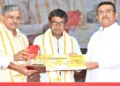 कार्यक्रम में एक सामाजिक कार्यकर्ता को सम्मानित करते श्री दत्तात्रेय होसबाले और श्री शुभेंदु अधिकारी