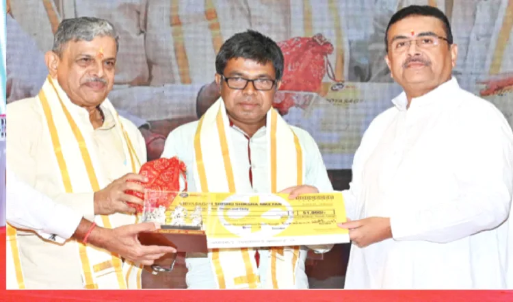 कार्यक्रम में एक सामाजिक कार्यकर्ता को सम्मानित करते श्री दत्तात्रेय होसबाले और श्री शुभेंदु अधिकारी