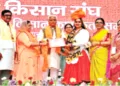 कार्यक्रम में महिला किसानों को सम्मानित करते श्री रामलाल