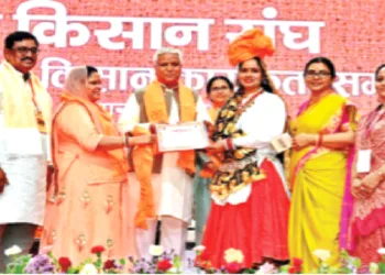 कार्यक्रम में महिला किसानों को सम्मानित करते श्री रामलाल