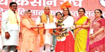 कार्यक्रम में महिला किसानों को सम्मानित करते श्री रामलाल