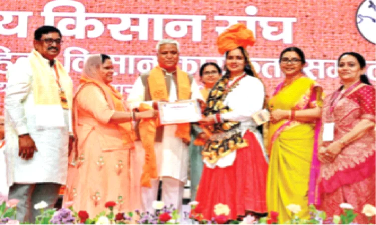 कार्यक्रम में महिला किसानों को सम्मानित करते श्री रामलाल